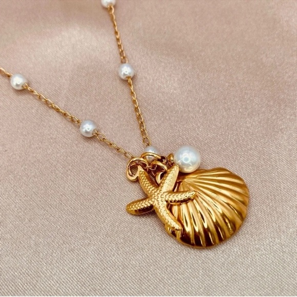 Gorgeous Pearl Beaded Starfish Seashells Charms Dainty Necklace in Gold - Picture 1 of 4